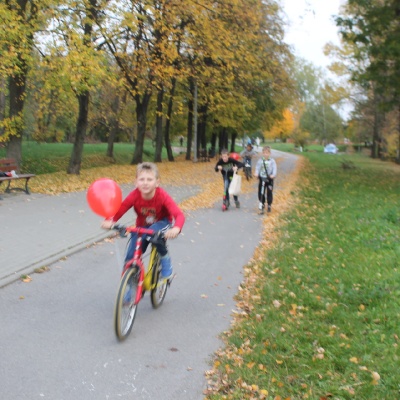 Pomysł z balonami  z lgo Lewicy był atarkcją dla młodych mieszkańców Osiedla Ustronie